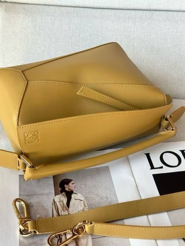 сумка loewe puzzle,кожаная сумка через плечо puzzle loewe,loewe сумка,loewe puzzle bag,маленькая кожаная сумка через плечо puzzle loewe
