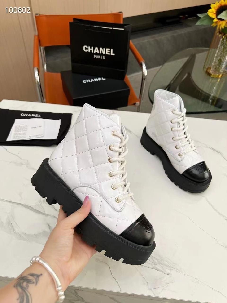 chanel женские чёрные кожаные ботинки,ботинки chanel,ботинки женские chanel,женские высокие ботинки из кожи chanel черные,ботинки chanel со шнуровкой и логотипом cc