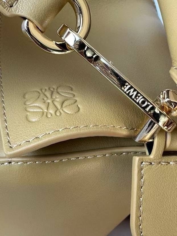 сумка loewe puzzle,кожаная сумка через плечо puzzle loewe,loewe сумка,loewe puzzle bag,маленькая кожаная сумка через плечо puzzle loewe