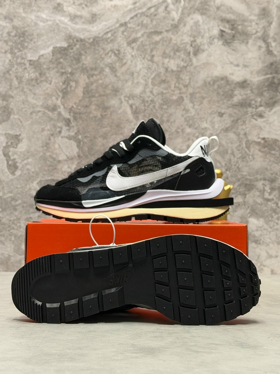sacai nike vaporwaffle black white,sacai x nike vaporwaffle black white,sacai x nike vapowaffle black white,кроссовки nike sacai x vapowaffle black white черный,nike sacai vaporwaffle black