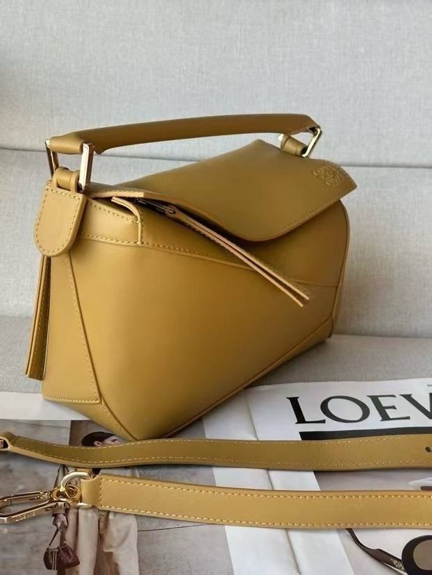 сумка loewe puzzle,кожаная сумка через плечо puzzle loewe,loewe сумка,loewe puzzle bag,маленькая кожаная сумка через плечо puzzle loewe