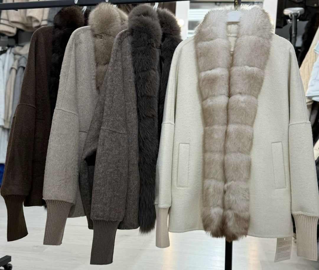 пальто с мехом,пальто с норкой,шерстяное пальто с меховой отделкой blumarine,пальто с мехом норки,короткое меховое пальто из соболиного меха