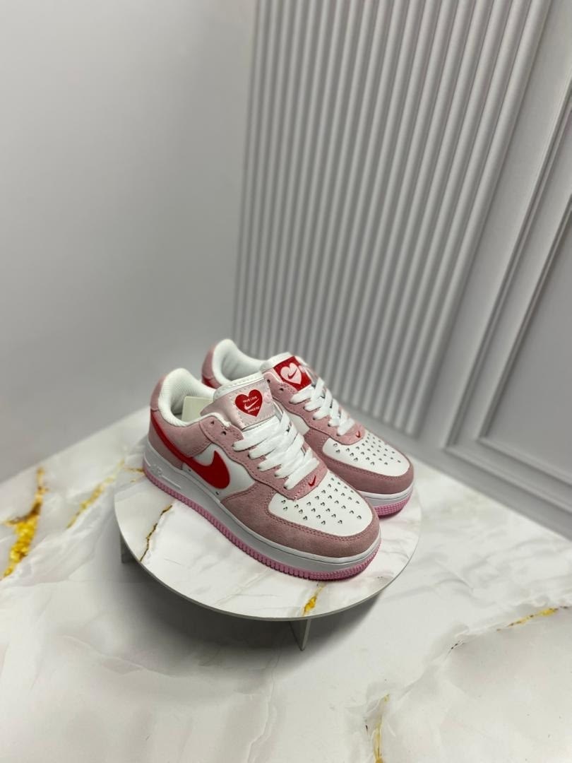 кросcовки nike air force 1,кроссовки найк на которых аер,nike air force 1 low,nike air force 1 low “valentine’s day” 2026,nike air force 1 pink love кроссовки