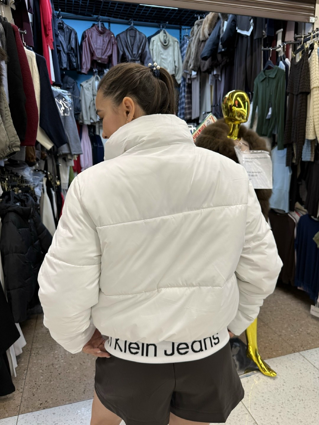 укороченная куртка-пуховик calvin klein blocalvin kleined белый/черный,куртка calvin klein,куртка calvin klein женская зимняя,куртка женская,зимние куртки