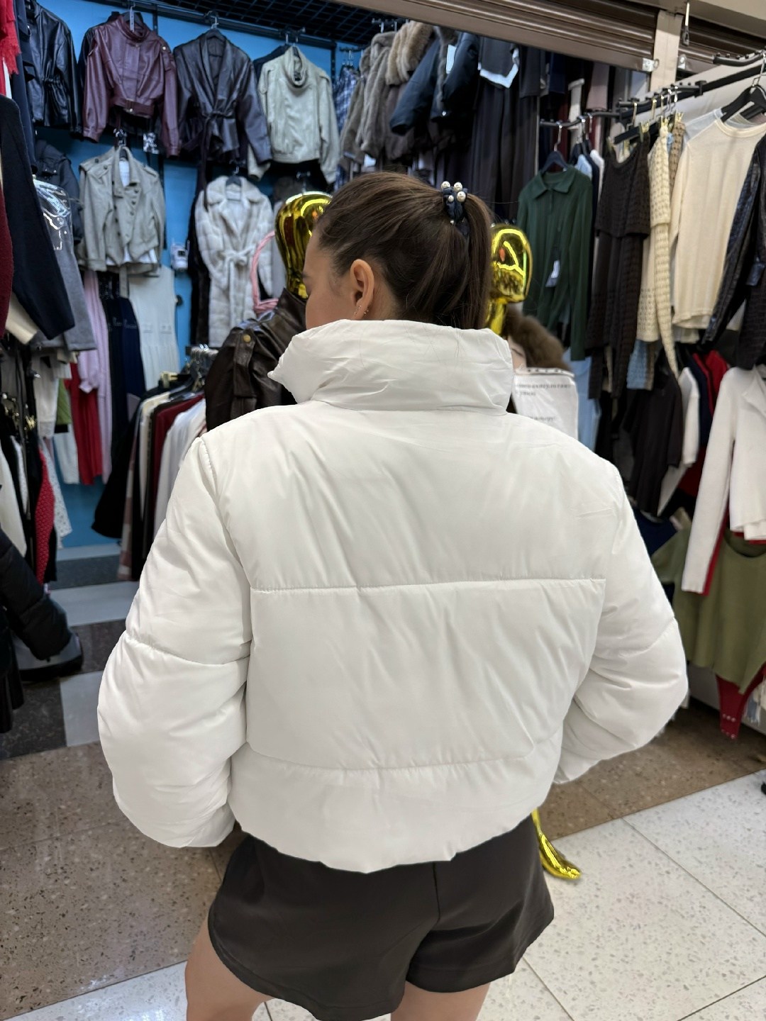 укороченная куртка-пуховик calvin klein blocalvin kleined белый/черный,куртка calvin klein,куртка calvin klein женская зимняя,куртка женская,зимние куртки