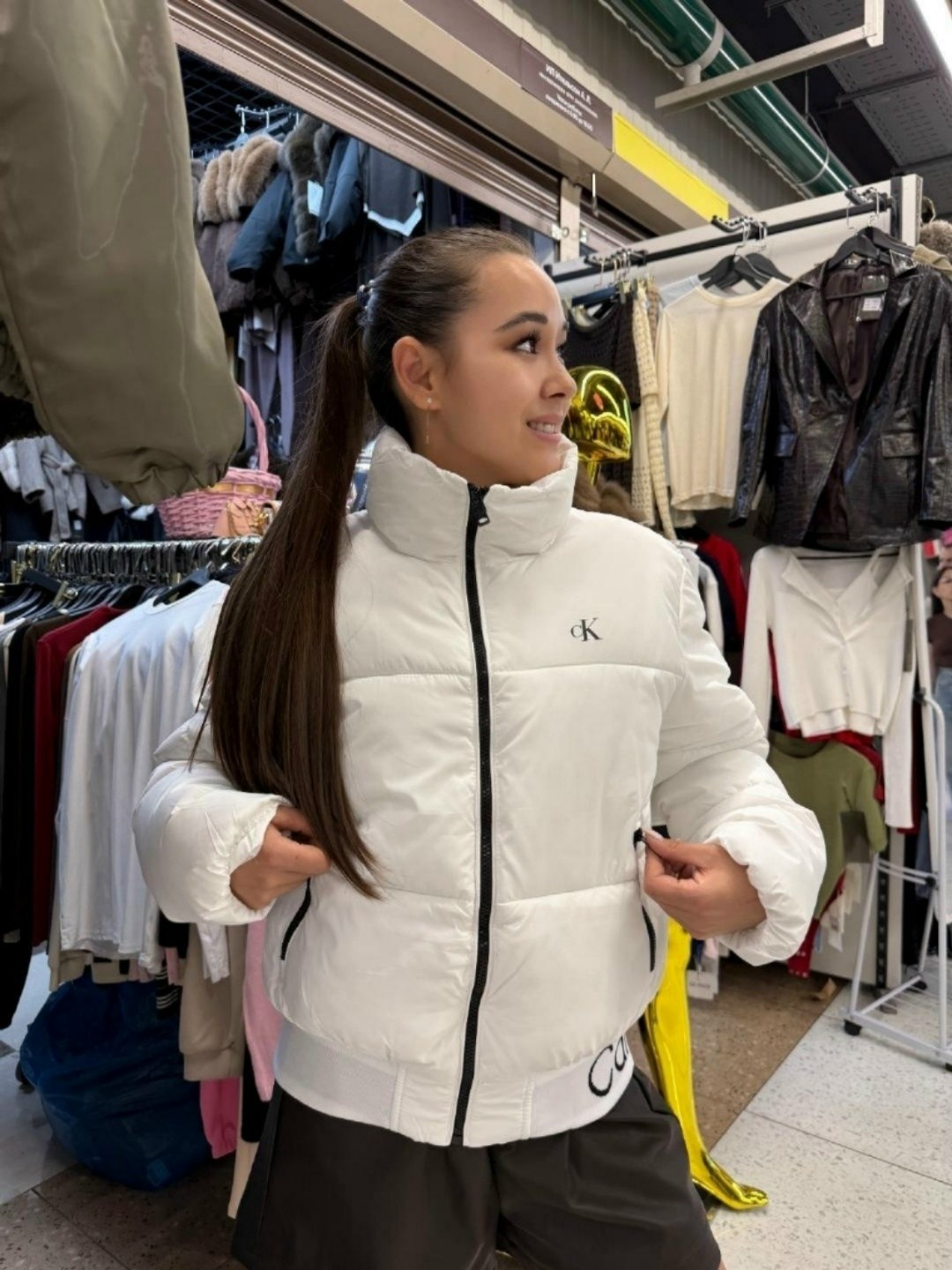укороченная куртка-пуховик calvin klein blocalvin kleined белый/черный,куртка calvin klein,куртка calvin klein женская зимняя,куртка женская,зимние куртки