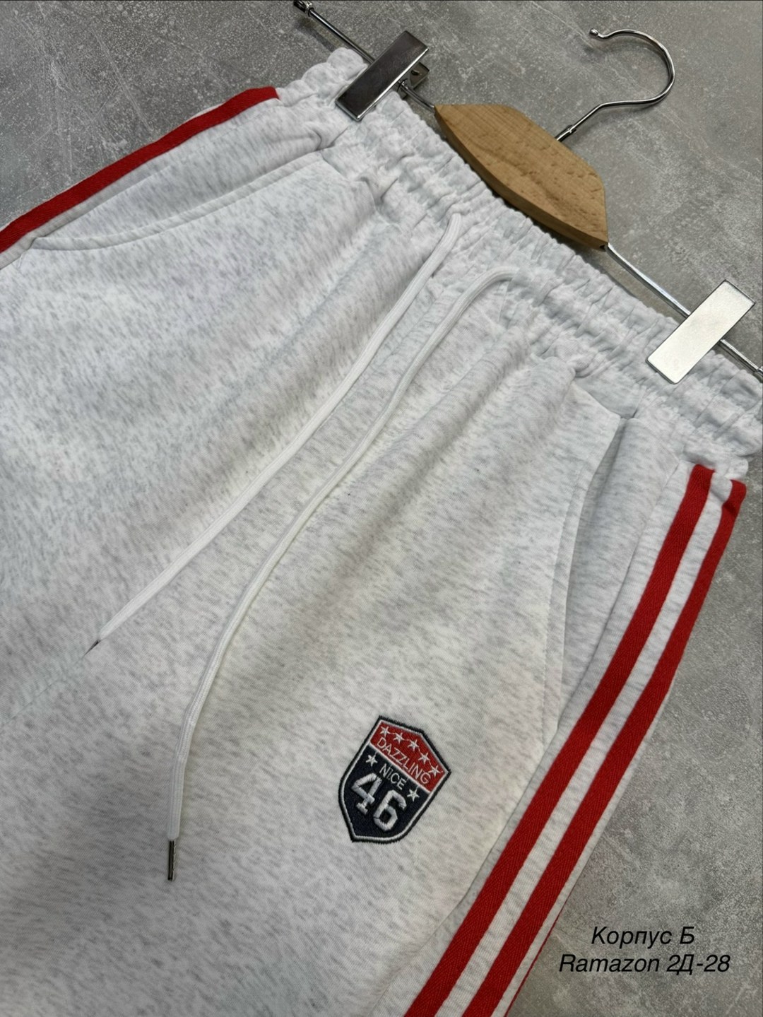 брюки спортивные,штаны адидас широкие,спортивные брюки adidas originals коричневый,штаны адидас,спортивные штаны