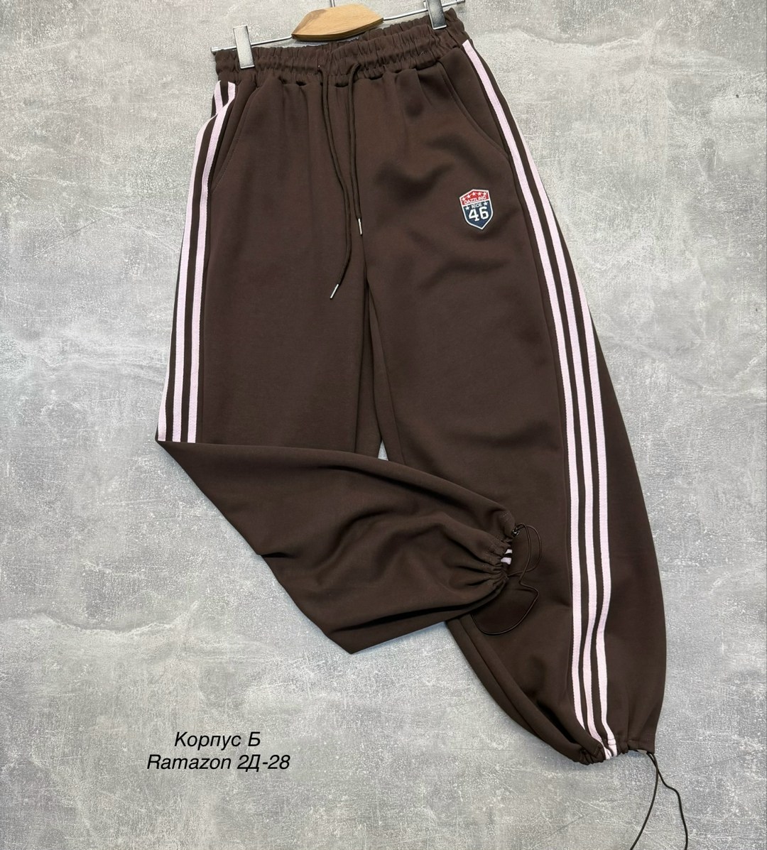 брюки спортивные,штаны адидас широкие,спортивные брюки adidas originals коричневый,штаны адидас,спортивные штаны