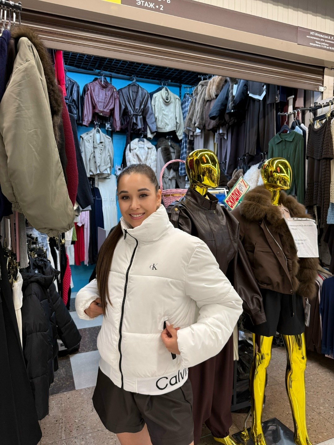 укороченная куртка-пуховик calvin klein blocalvin kleined белый/черный,куртка calvin klein,куртка calvin klein женская зимняя,куртка женская,зимние куртки