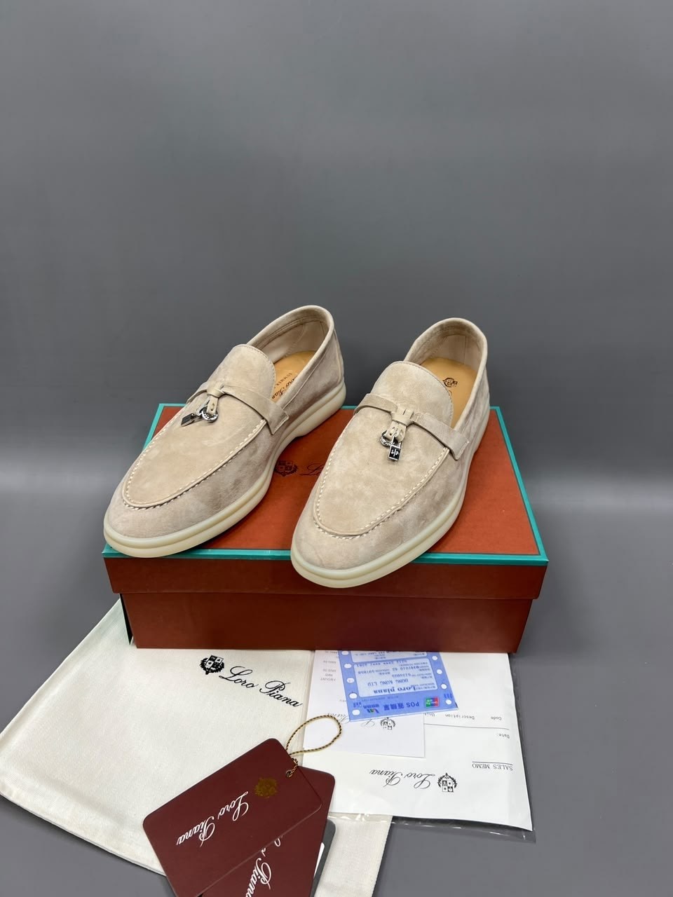 лоферы loro piana,лоферы женские loro piana,loro piana замшевые лоферы,замшевые лоферы лоро пиана в бежевом цвете,лоферы из натуральной замши loro piana