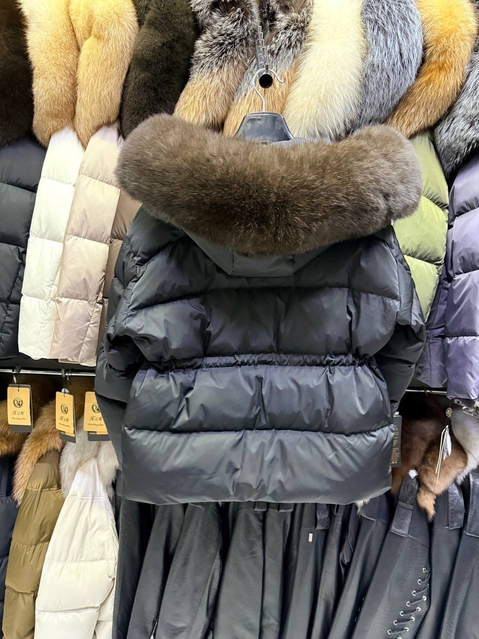 куртка женская зимняя с капюшоном с натуральным мехом,пуховик с натуральным мехом,зимняя женская куртка-пуховик с капюшоном из искусственного меха,женская куртка-пуховик с меховым воротником,женские п