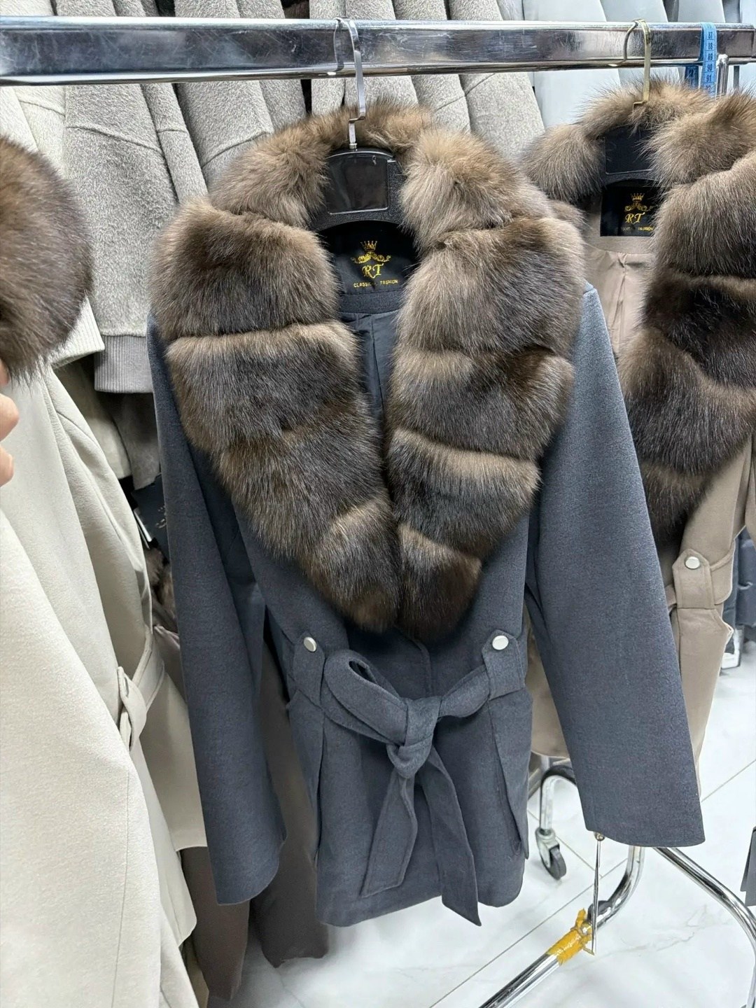 пальто с мехом,пальто с натуральным мехом,кашемировое пальто с натуральным мехом,пальто зимнее,пальто с воротником