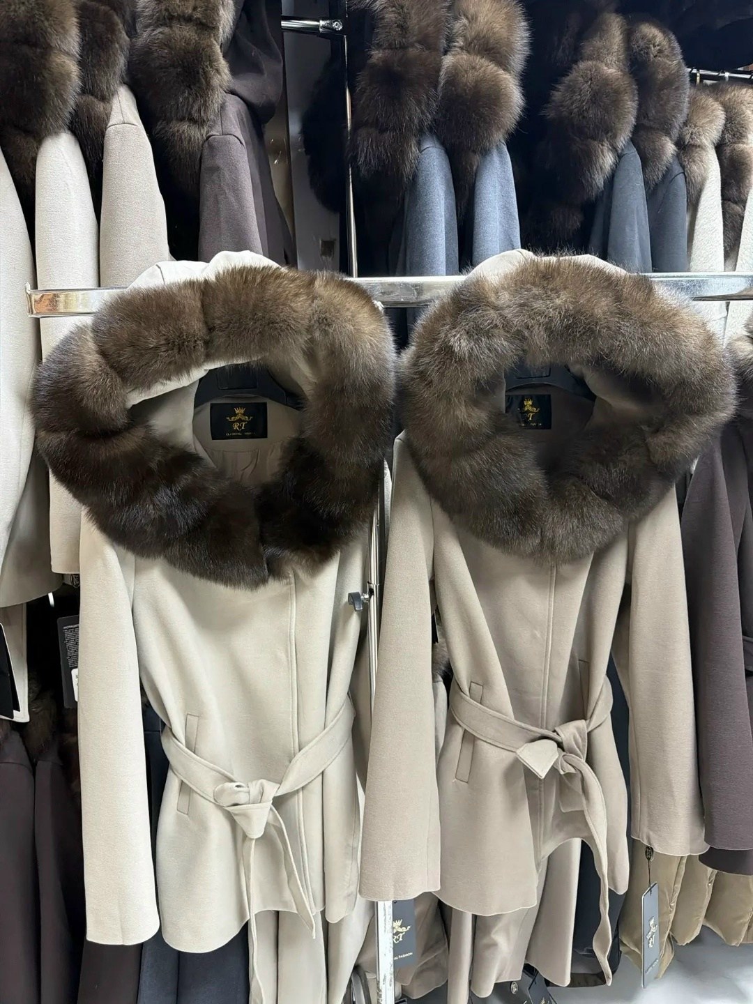 женское пальто с натуральным мехом,пальто с мехом,пальто с натуральным мехом,пальто с воротником,пальто кашемировое с мехом