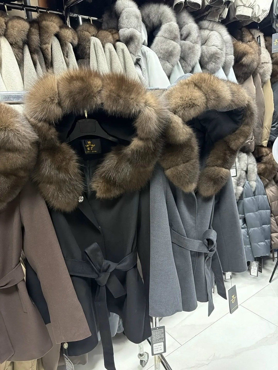женское пальто с натуральным мехом,пальто с мехом,пальто с натуральным мехом,пальто с воротником,пальто кашемировое с мехом