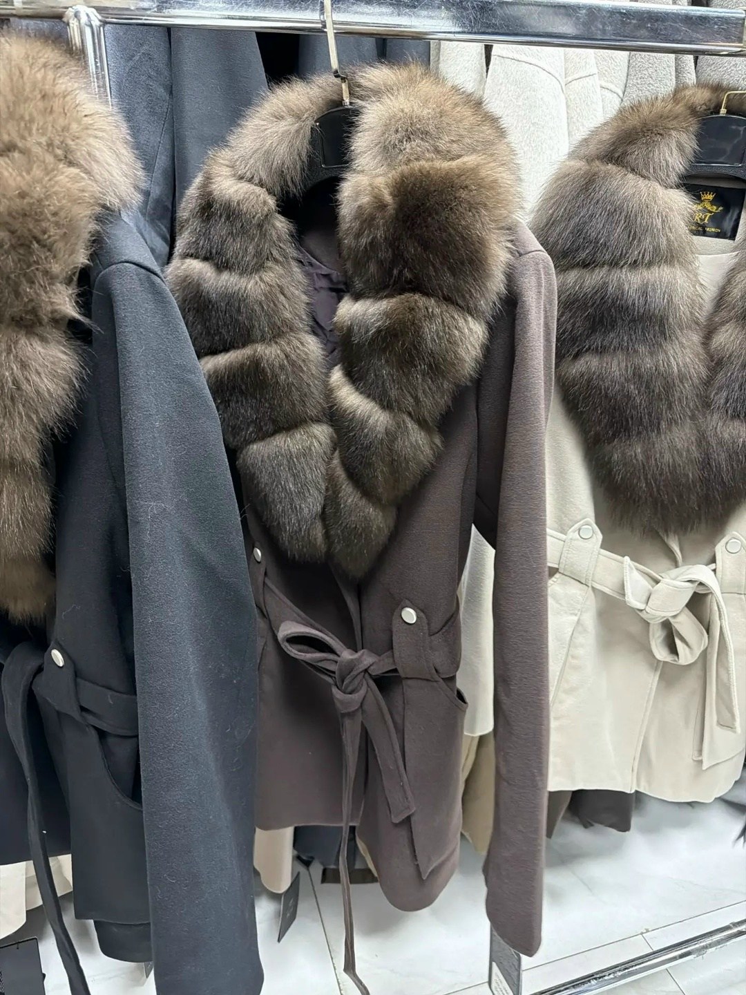 пальто с мехом,пальто с натуральным мехом,кашемировое пальто с натуральным мехом,пальто зимнее,пальто с воротником
