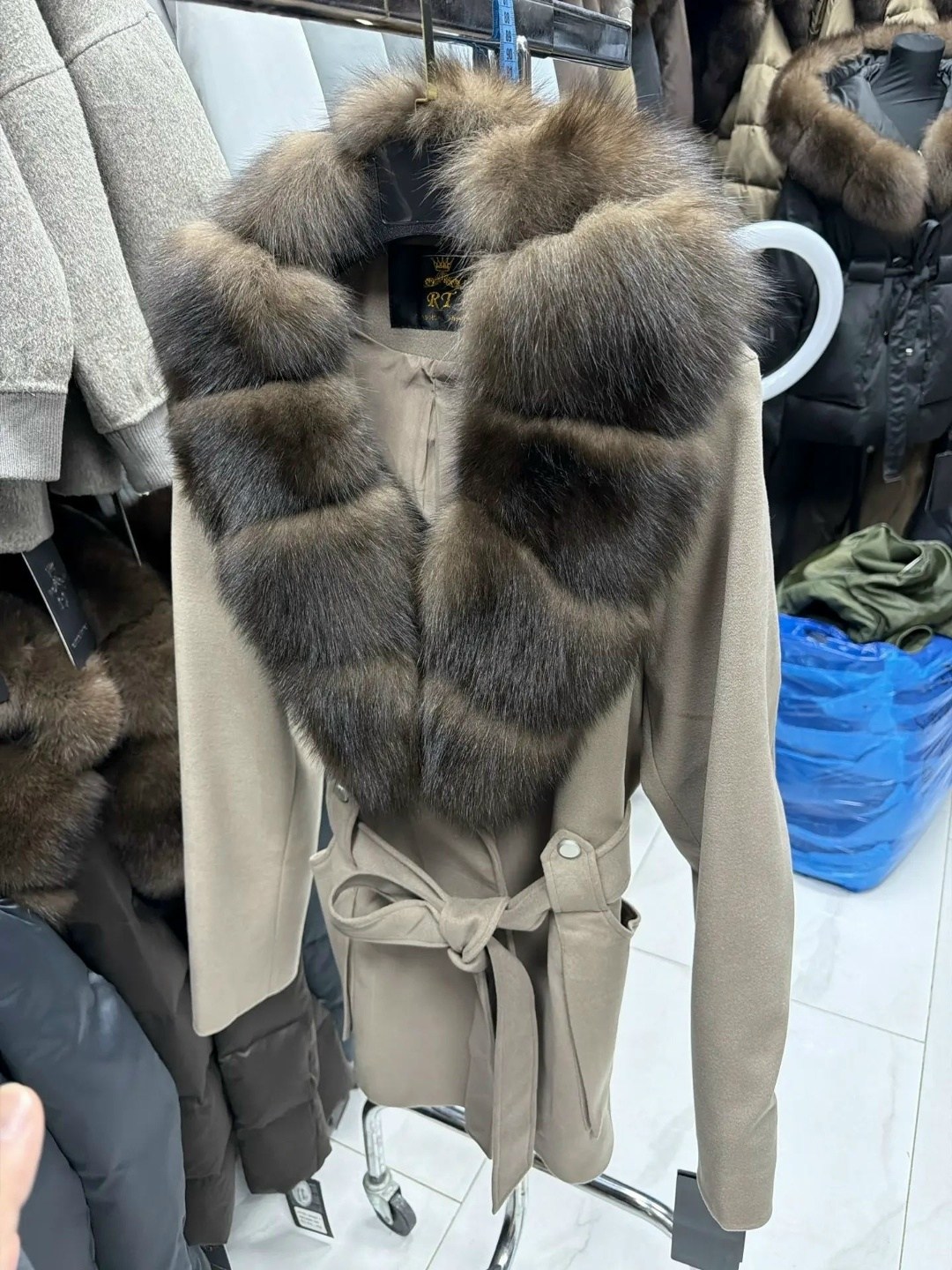 пальто с мехом,пальто с натуральным мехом,кашемировое пальто с натуральным мехом,пальто зимнее,пальто с воротником