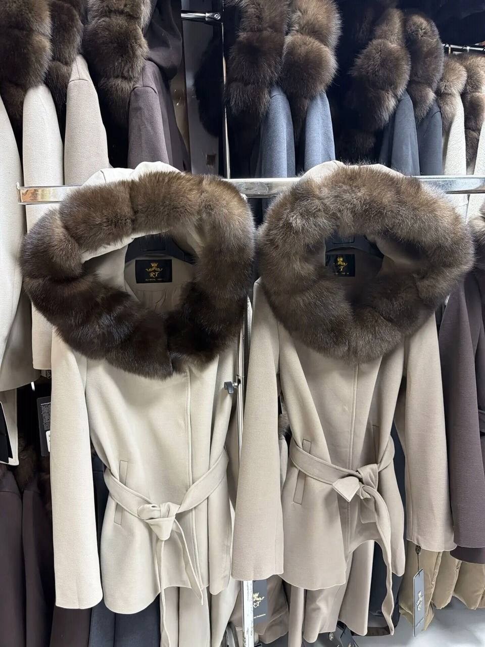 женское пальто с натуральным мехом,пальто с мехом финского песца,пальто кашемировое с натуральным мехом песца,пальто с натуральным мехом,кашемировое пальто с натуральным мехом