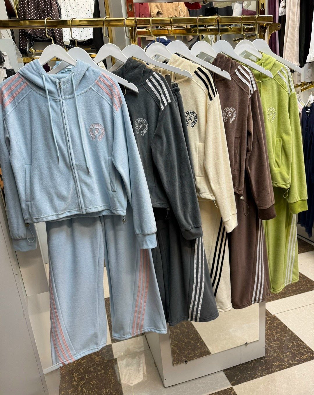 модные костюмы,стильные костюмы,велюровый спортивный костюм,костюм коричневый,костюм спортивный