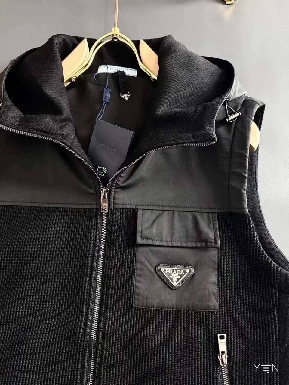 жилетка прада,жилетка мужская,жилетка prada,жилет,безрукавка мужская