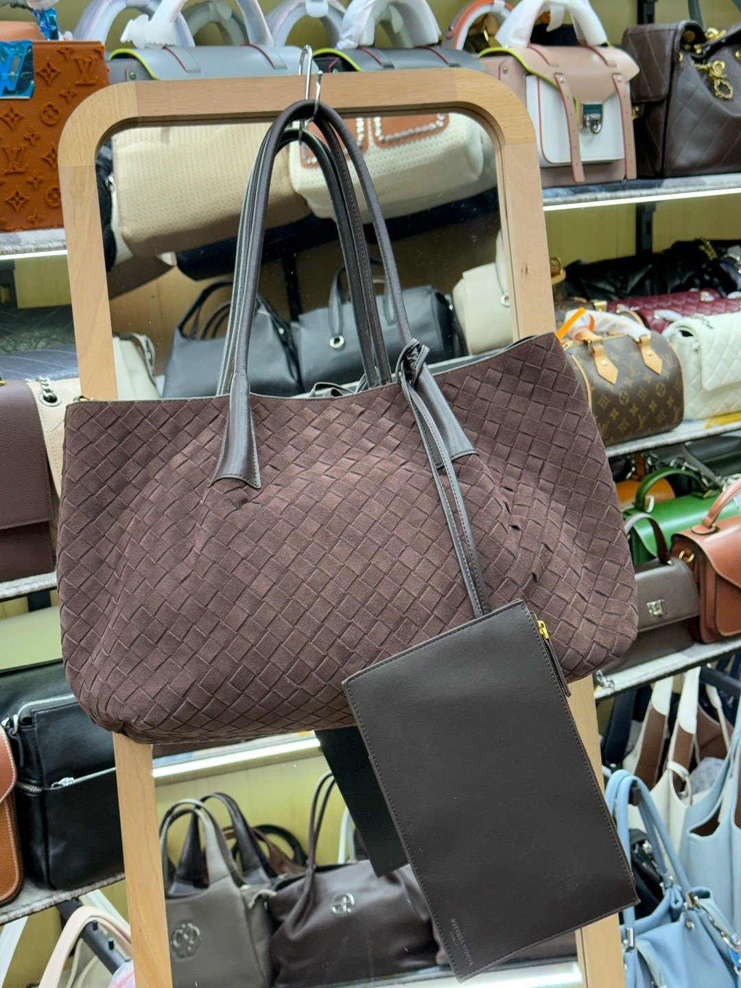 женская сумка bottega veneta,bottega veneta сумка,bottega veneta сумка cabat,оливковая кожаная сумка bottega veneta andiamo large,боттега венета сумка