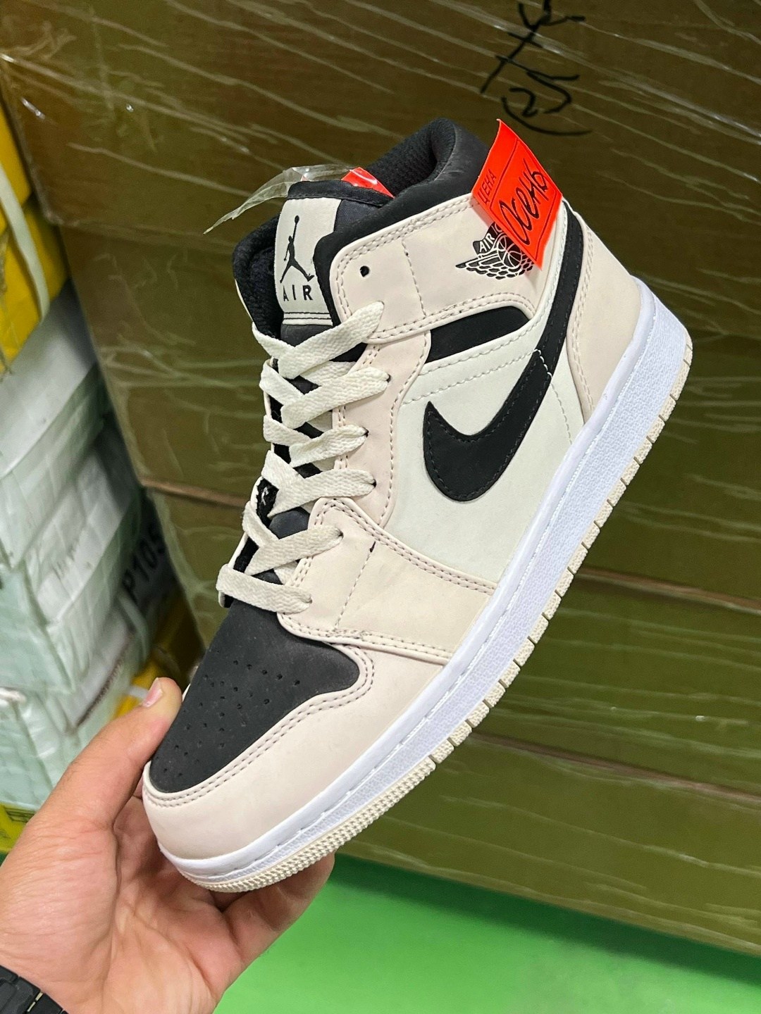 nike air jordan 1 retro high og,nike air jordan 1 mid,air jordan 1 retro high og,air jordan 1 mid se black gold,nike air jordan 1