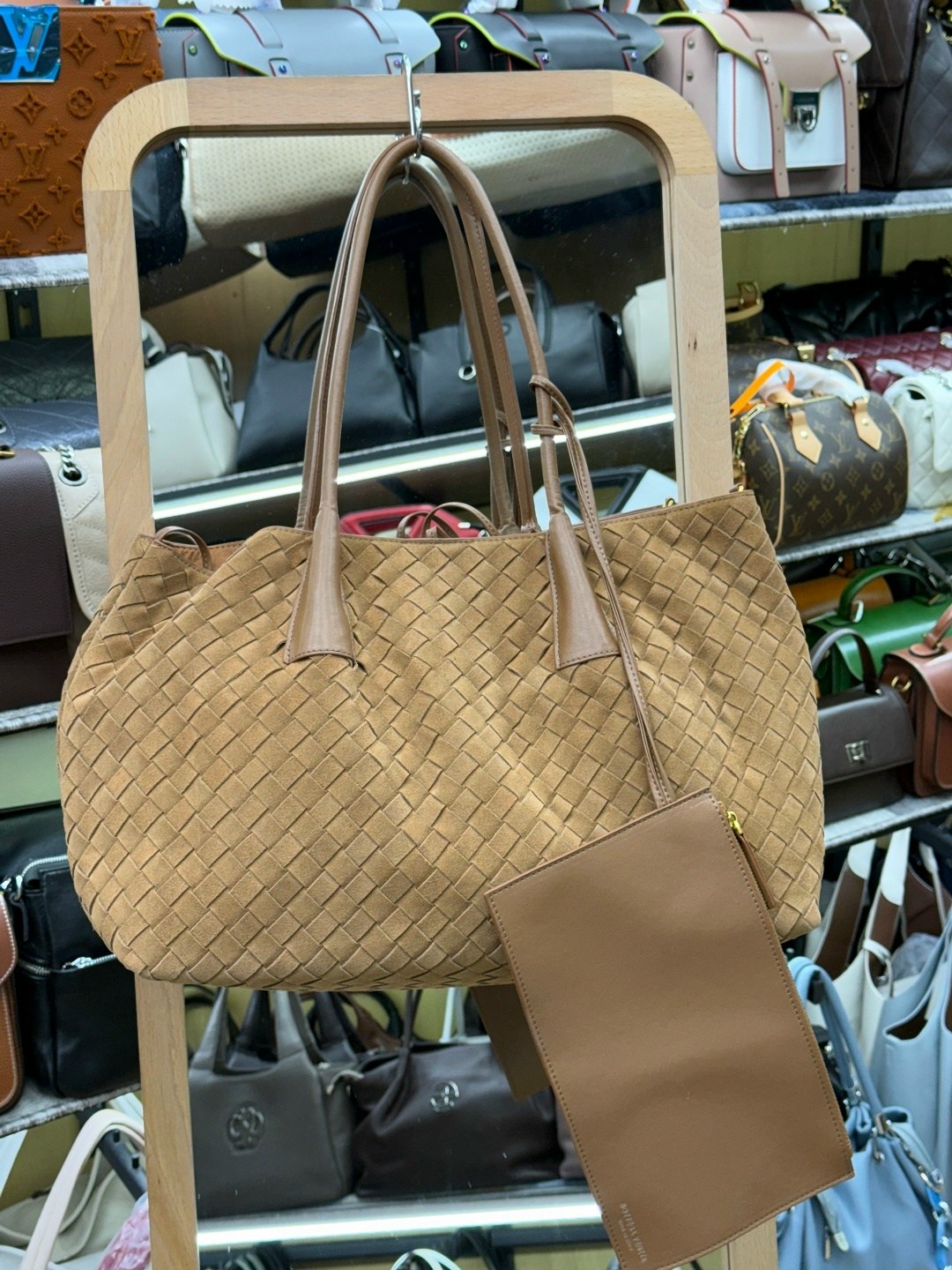 женская сумка bottega veneta,bottega veneta сумка,bottega veneta сумка cabat,оливковая кожаная сумка bottega veneta andiamo large,боттега венета сумка
