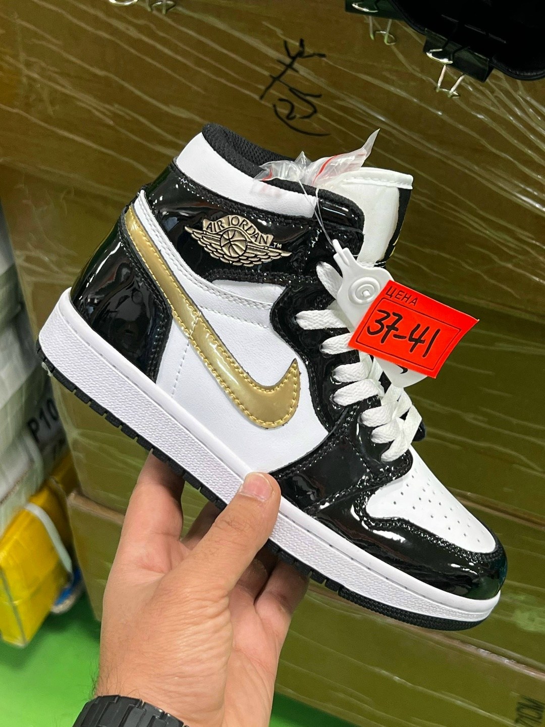 nike air jordan 1 retro high og,nike air jordan 1 mid,air jordan 1 retro high og,air jordan 1 mid se black gold,nike air jordan 1