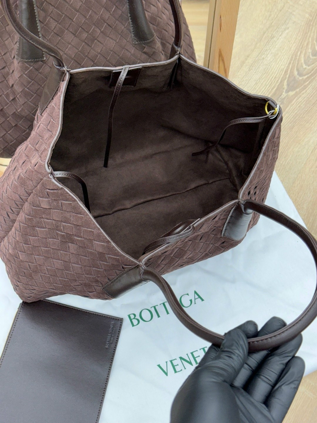 женская сумка bottega veneta,bottega veneta сумка,bottega veneta сумка cabat,оливковая кожаная сумка bottega veneta andiamo large,боттега венета сумка