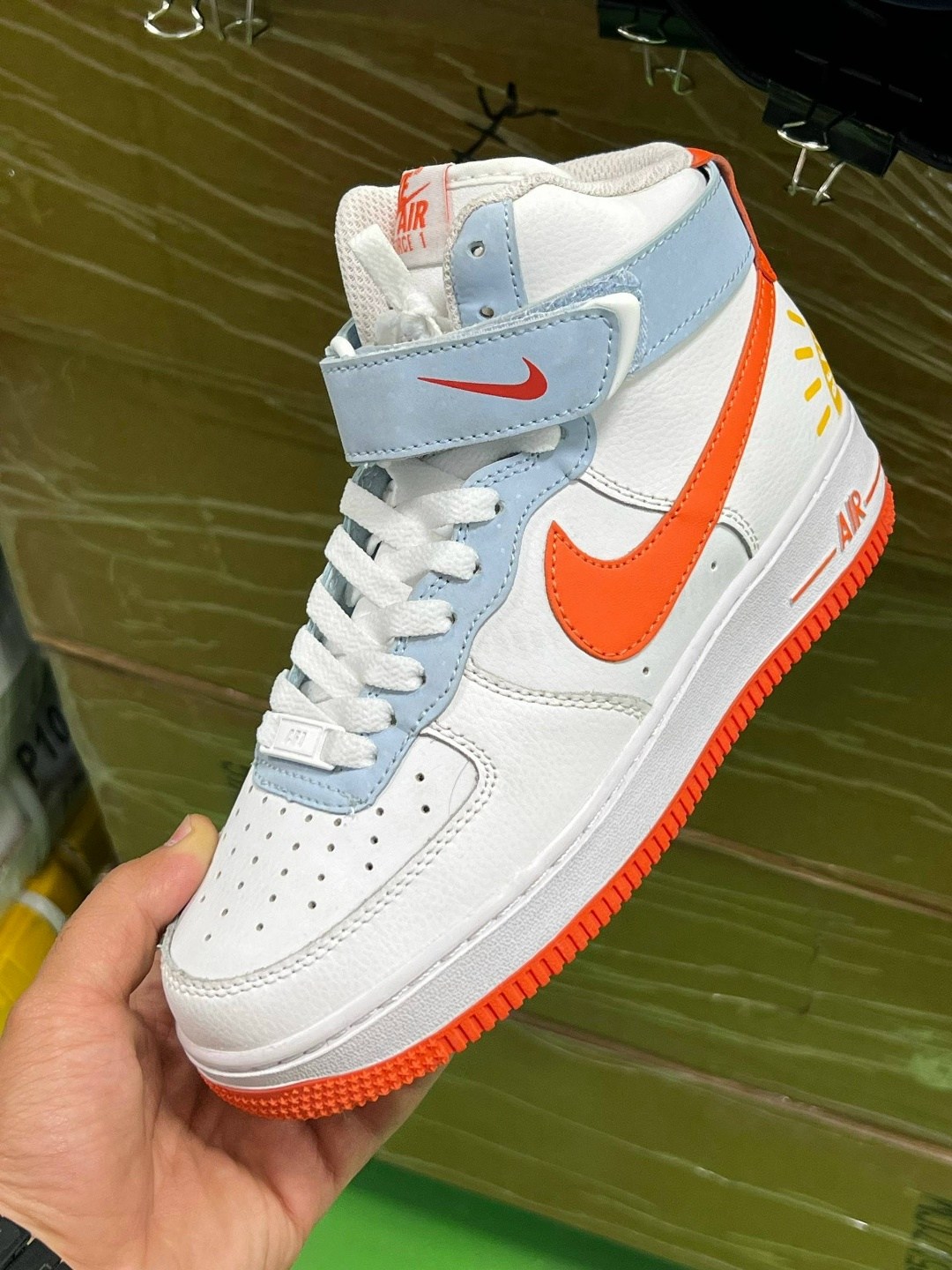 nike air jordan 1 retro high og,nike air jordan 1 mid,air jordan 1 retro high og,air jordan 1 mid se black gold,nike air jordan 1