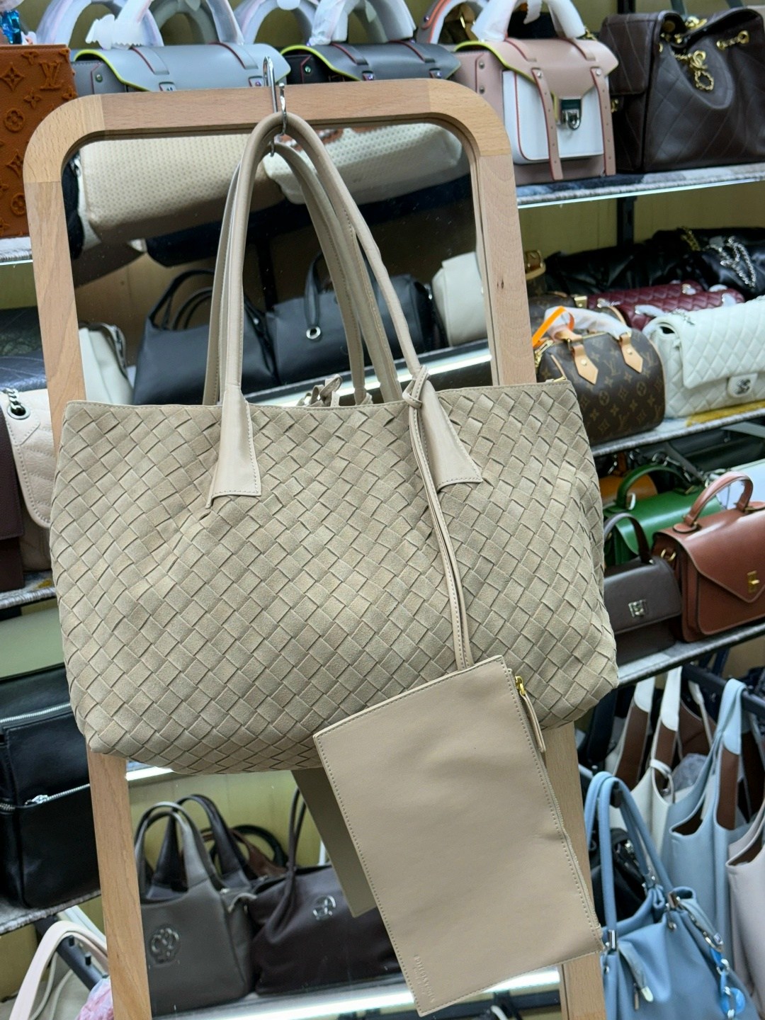 женская сумка bottega veneta,bottega veneta сумка,bottega veneta сумка cabat,оливковая кожаная сумка bottega veneta andiamo large,боттега венета сумка