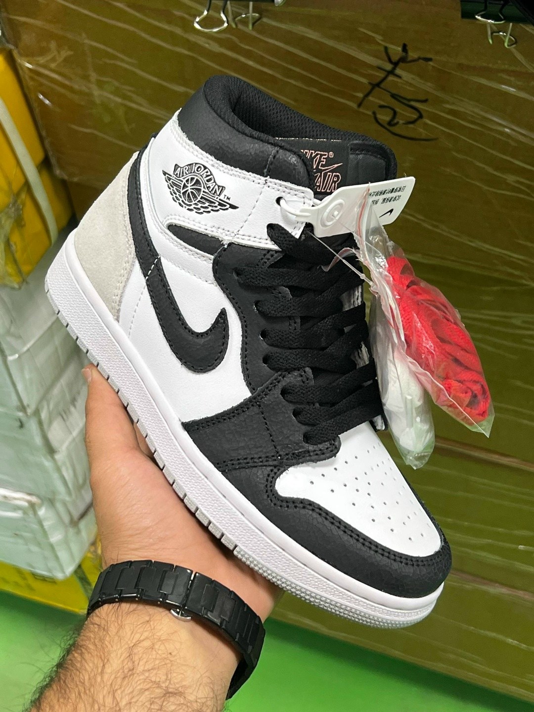 nike air jordan 1 retro high og,nike air jordan 1 mid,air jordan 1 retro high og,air jordan 1 mid se black gold,nike air jordan 1