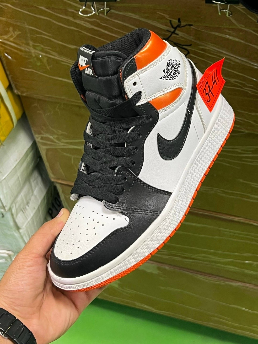 nike air jordan 1 retro high og,nike air jordan 1 mid,air jordan 1 retro high og,air jordan 1 mid se black gold,nike air jordan 1