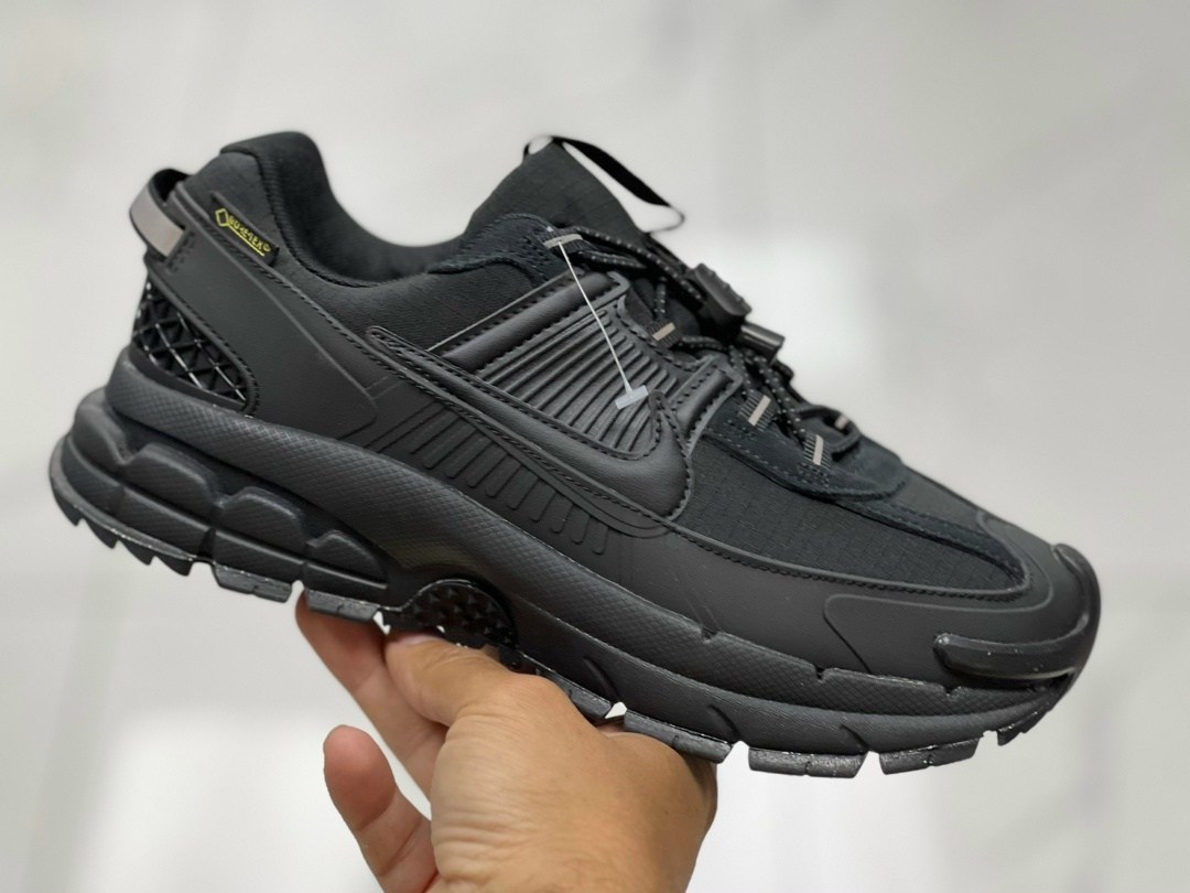 кроссовки nike air zoom vomero 5,черные кроссовки zoom vomero roam nike black racer blue,кроссовки nike zoom vomero 5 roam,кроссовки nike zoom vomero 5 roam черный мужской,кроссовки
