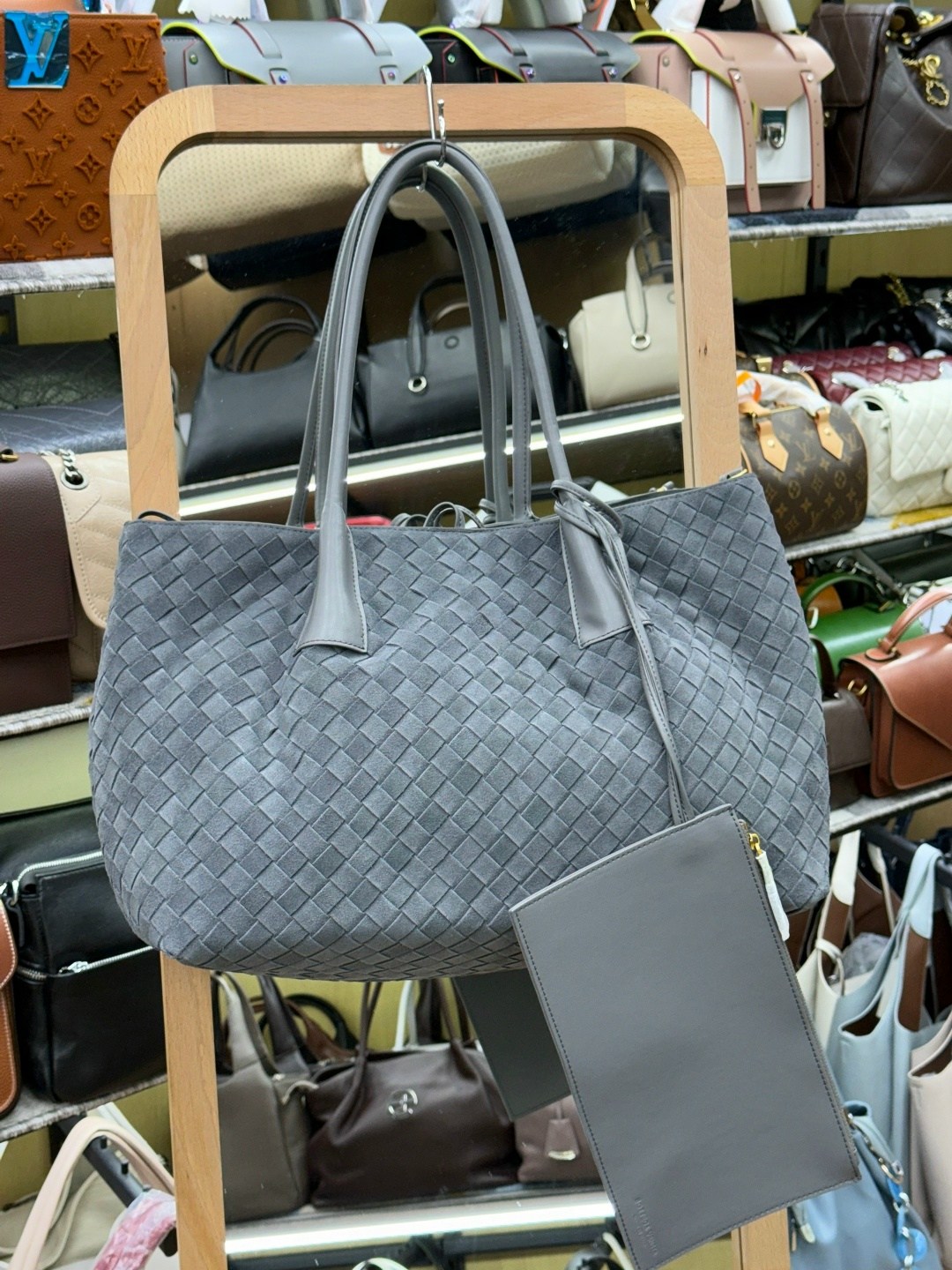 женская сумка bottega veneta,bottega veneta сумка,bottega veneta сумка cabat,оливковая кожаная сумка bottega veneta andiamo large,боттега венета сумка
