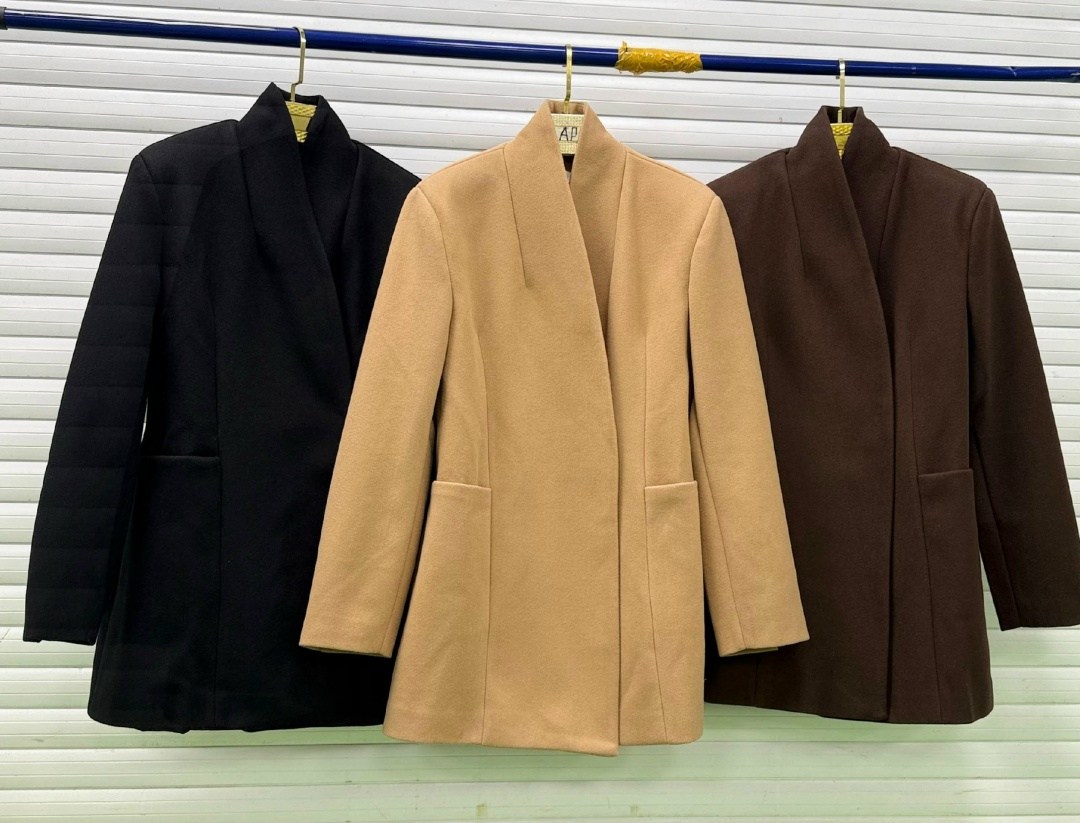 черное женское пальто,пальто жакет balenciaga приталенный,пальто жакет balenciaga,приталенное пальто,женское пальто