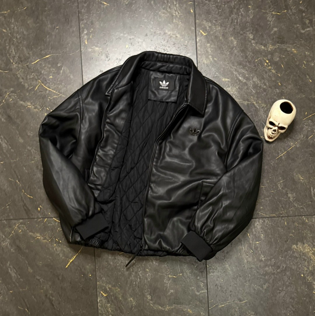 кожаная куртка adidas originals 2003,куртка кожаная adidas originals,adidas originals chaqueta classic street embossed leather jacket black,мужская кожаная куртка adidas originals черного цвета,куртка