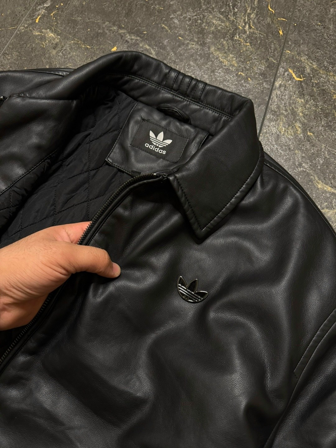 кожаная куртка adidas originals 2003,куртка кожаная adidas originals,adidas originals chaqueta classic street embossed leather jacket black,мужская кожаная куртка adidas originals черного цвета,куртка
