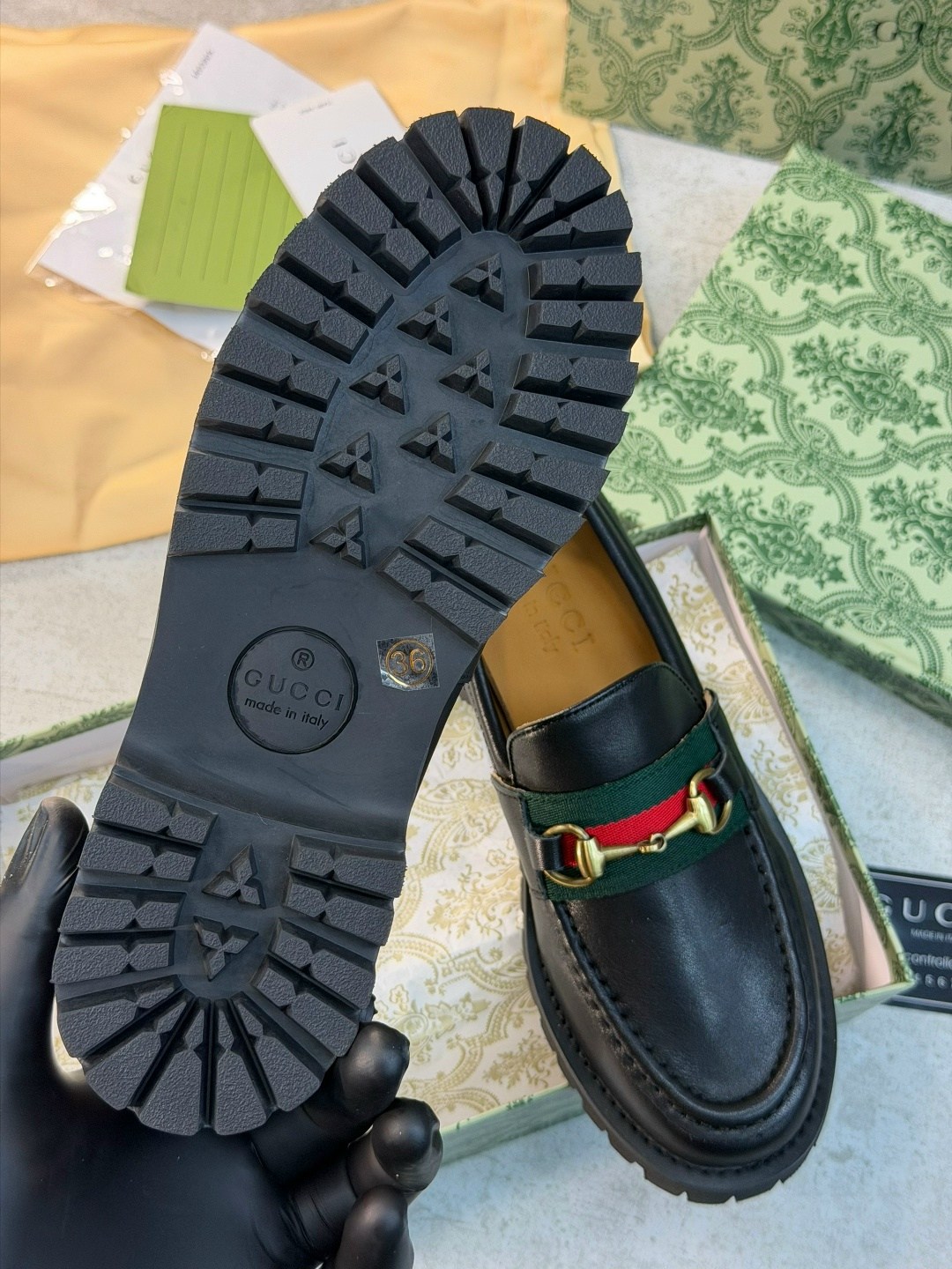 женские лоферы gucci,лоферы гуччи,лоферы gucci horsebit кожаные черные,лоферы gucci,лоферы гуччи подошва