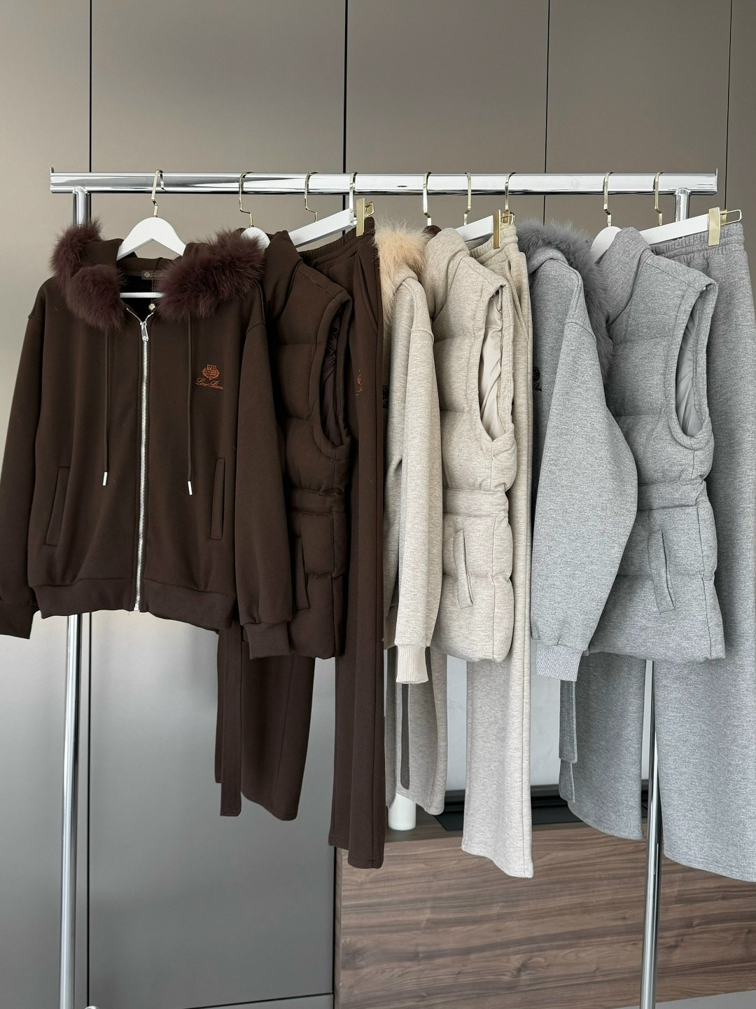 серый женский костюм тройка на флисе loro piana,темно-серый женский костюм тройка на флисе loro piana,женский костюм loro piana,стильные костюмы,костюм на флисе