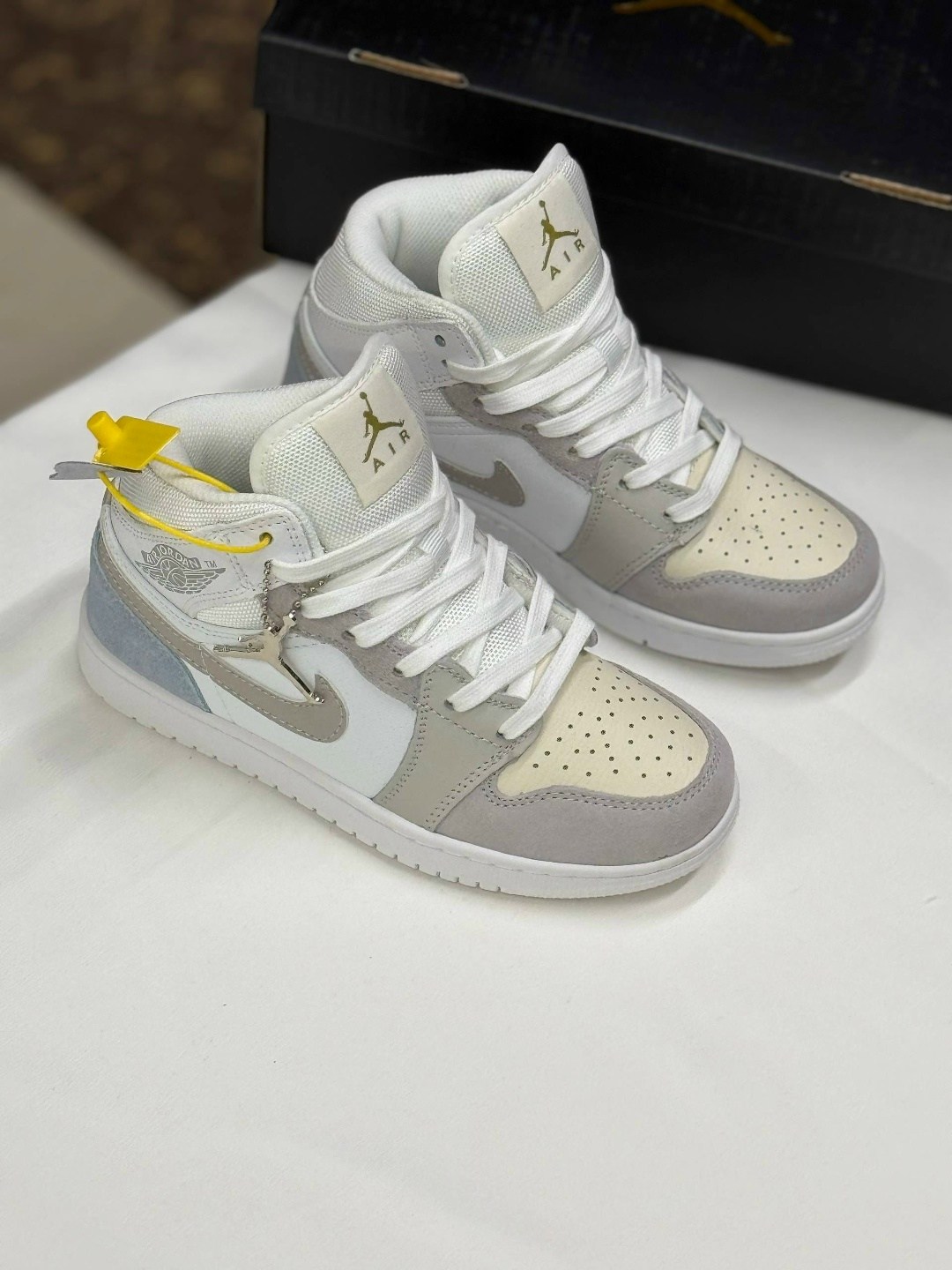 кроссовки,nike air jordan 1 mid,кроссовки nike air jordan 1 mid wolf grey,спортивная ,кроссовки nike air jordan 1 mid