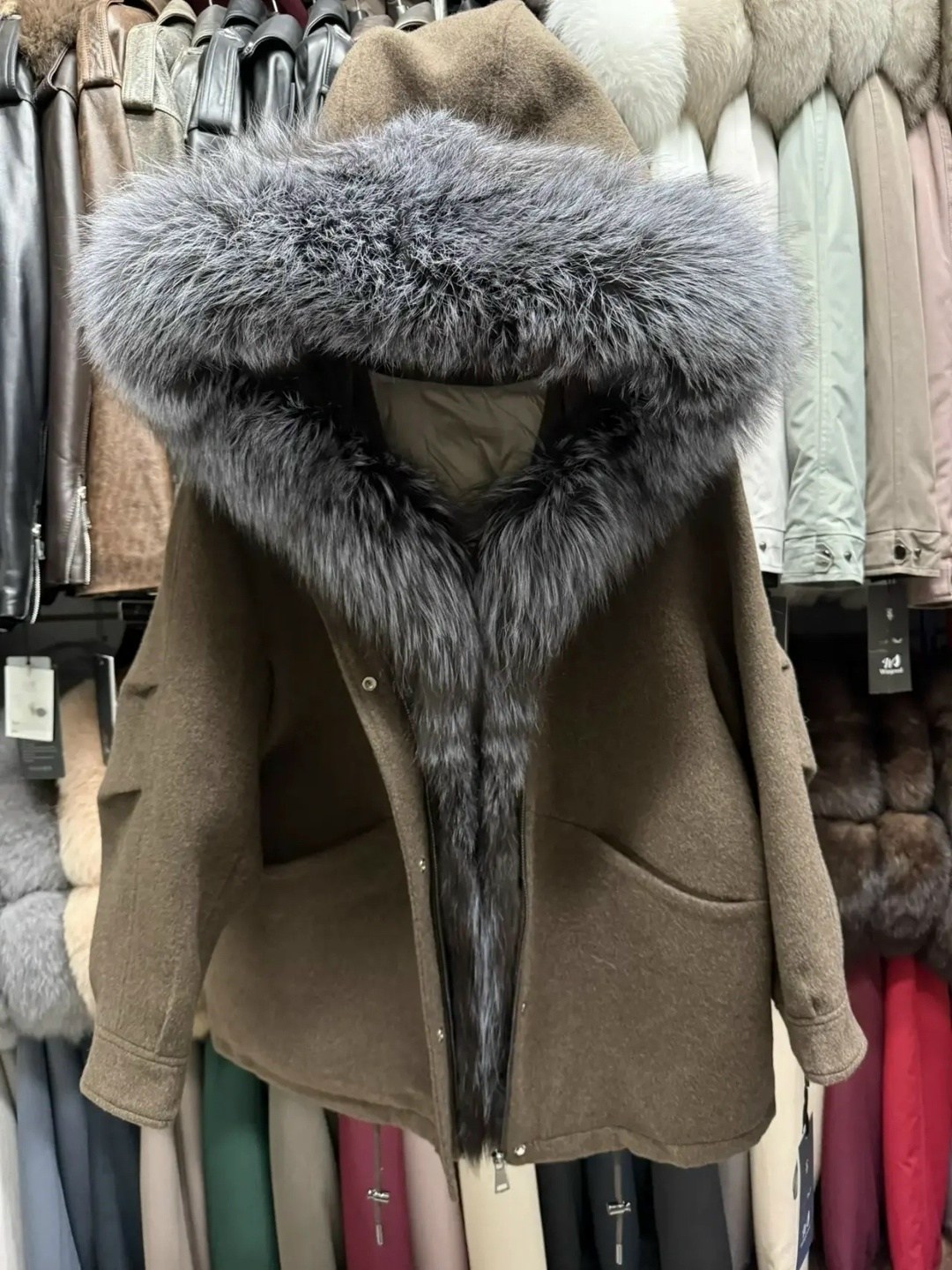 серое пальто с меховым капюшоном,парка с мехом,парка с натуральным мехом,полупальто,зимние куртки