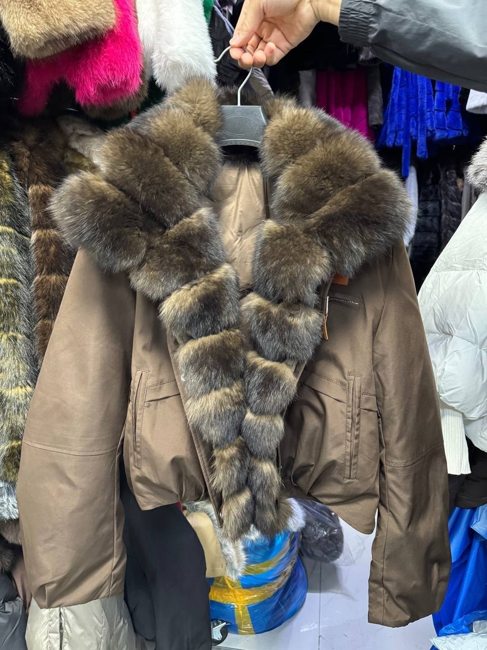 пуховики с натуральным мехом,куртка зимняя с натуральным мехом,куртка женская с мехом,куртка с мехом,парка женская с натуральным мехом