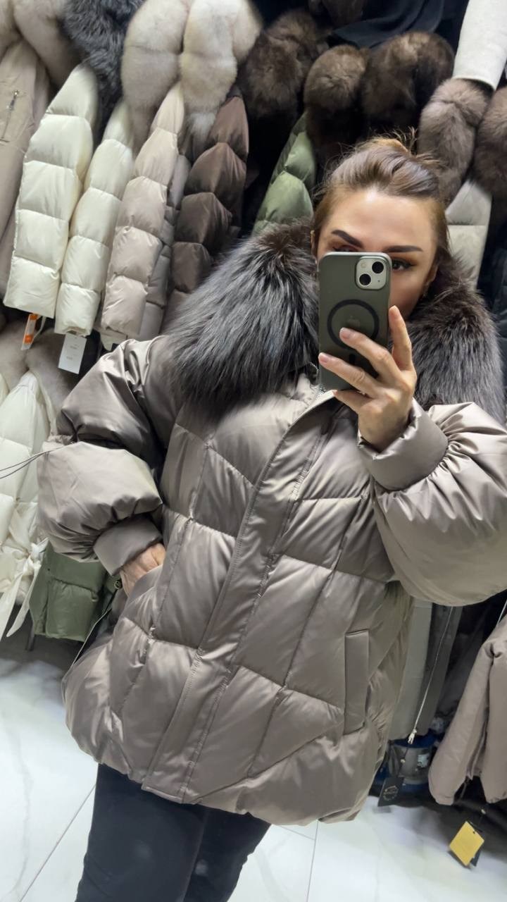женский пуховик с меховым воротником,пуховик женский,пуховик с натуральным мехом,пуховик короткий,женский пуховик средней длины с большим меховым воротником