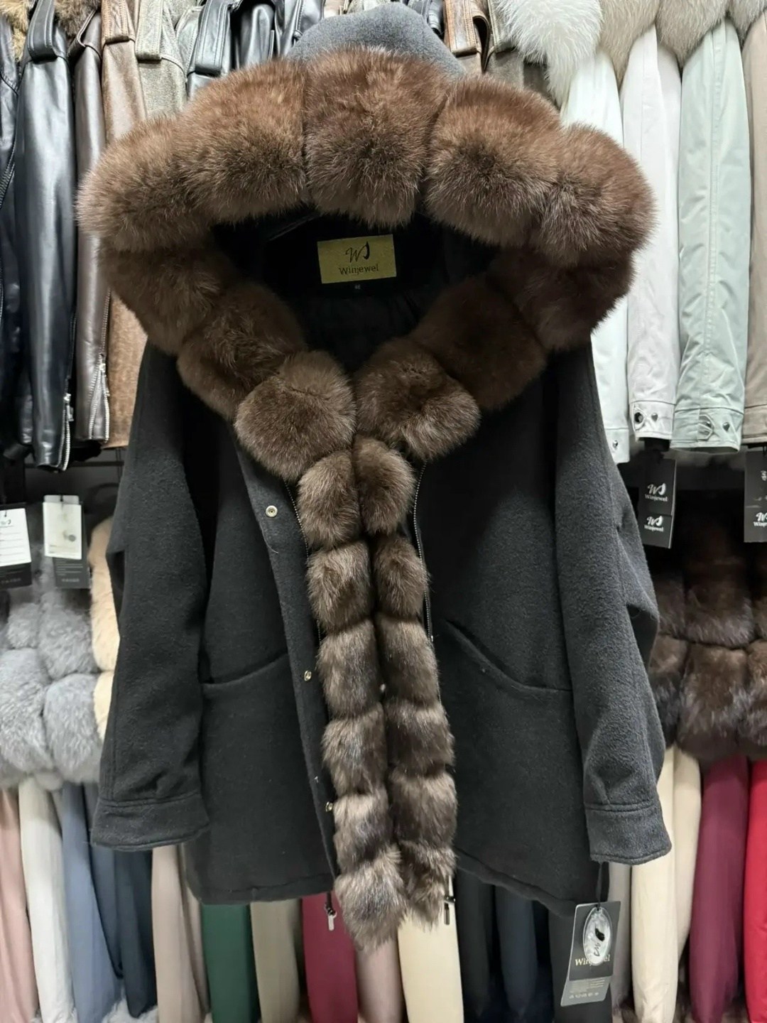 серое пальто с меховым капюшоном,парка с мехом,парка с натуральным мехом,полупальто,зимние куртки