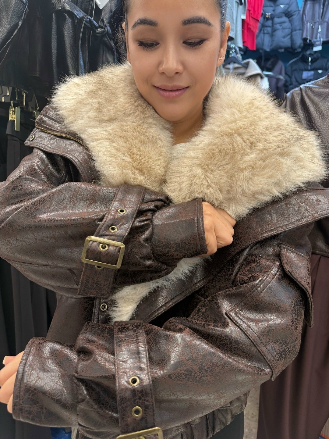 женская кожаная куртка с меховым воротником,куртка дубленка,куртка кожаная,куртка,женская куртка