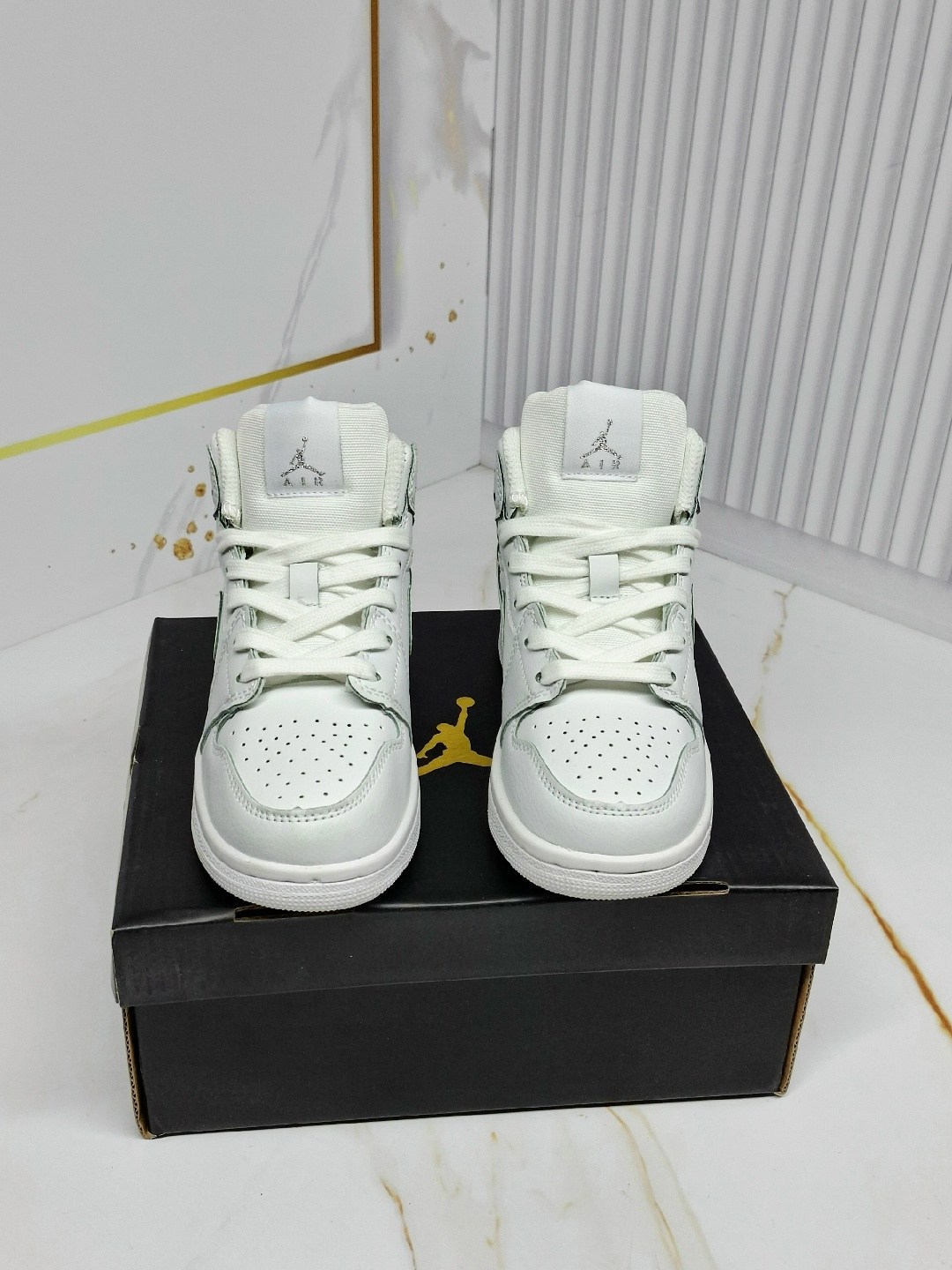 air jordan 1 mid triple white,кроссовки,nike air jordan 1 mid,кроссовки nike air jordan 1,nike air jordan 1 mid se