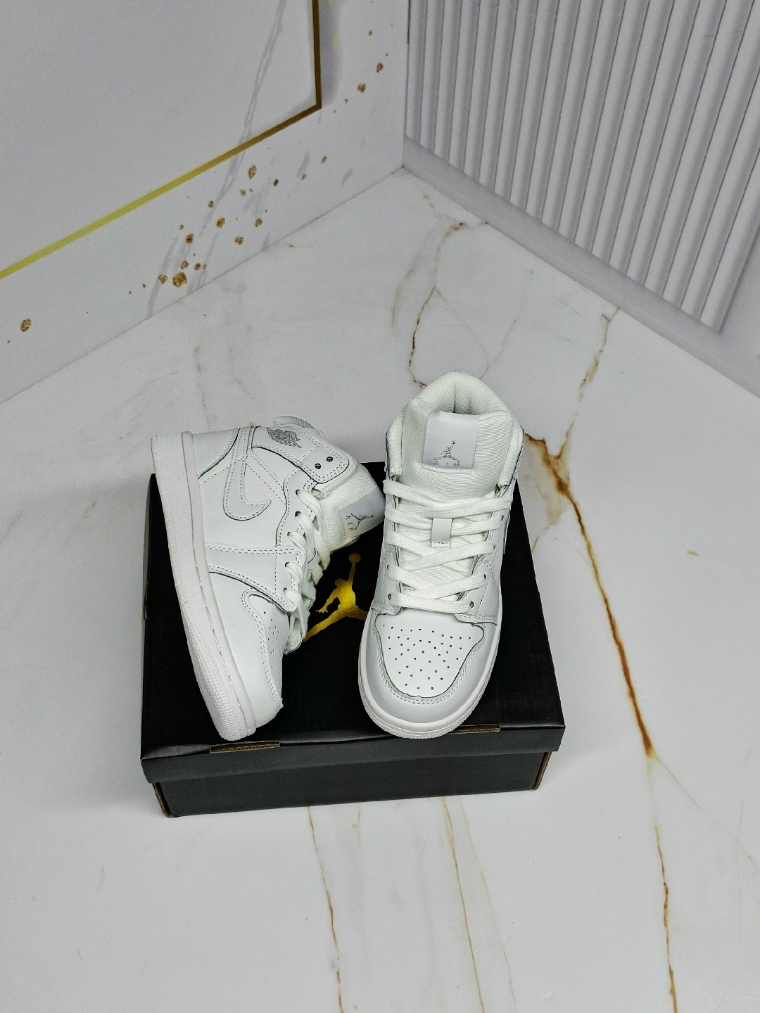 air jordan 1 mid triple white,кроссовки,nike air jordan 1 mid,кроссовки nike air jordan 1,nike air jordan 1 mid se