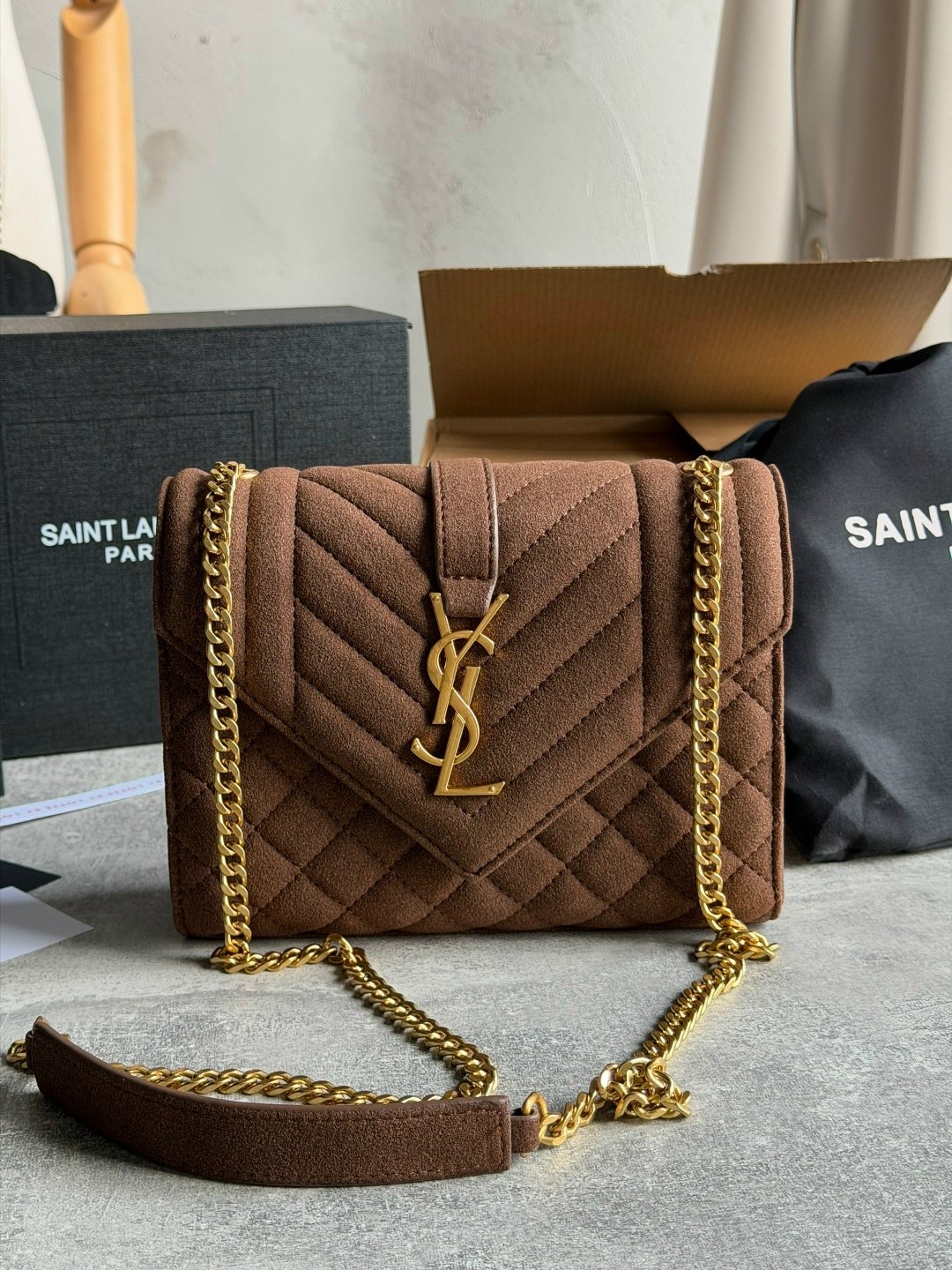yves saint laurent сумка,сумка saint laurent,сумка saint laurent loulou замшевая,замшевая сумка yves saint laurent 32x23 см,маленькая стеганая сумка через плечо loulou saint laurent цвет brown