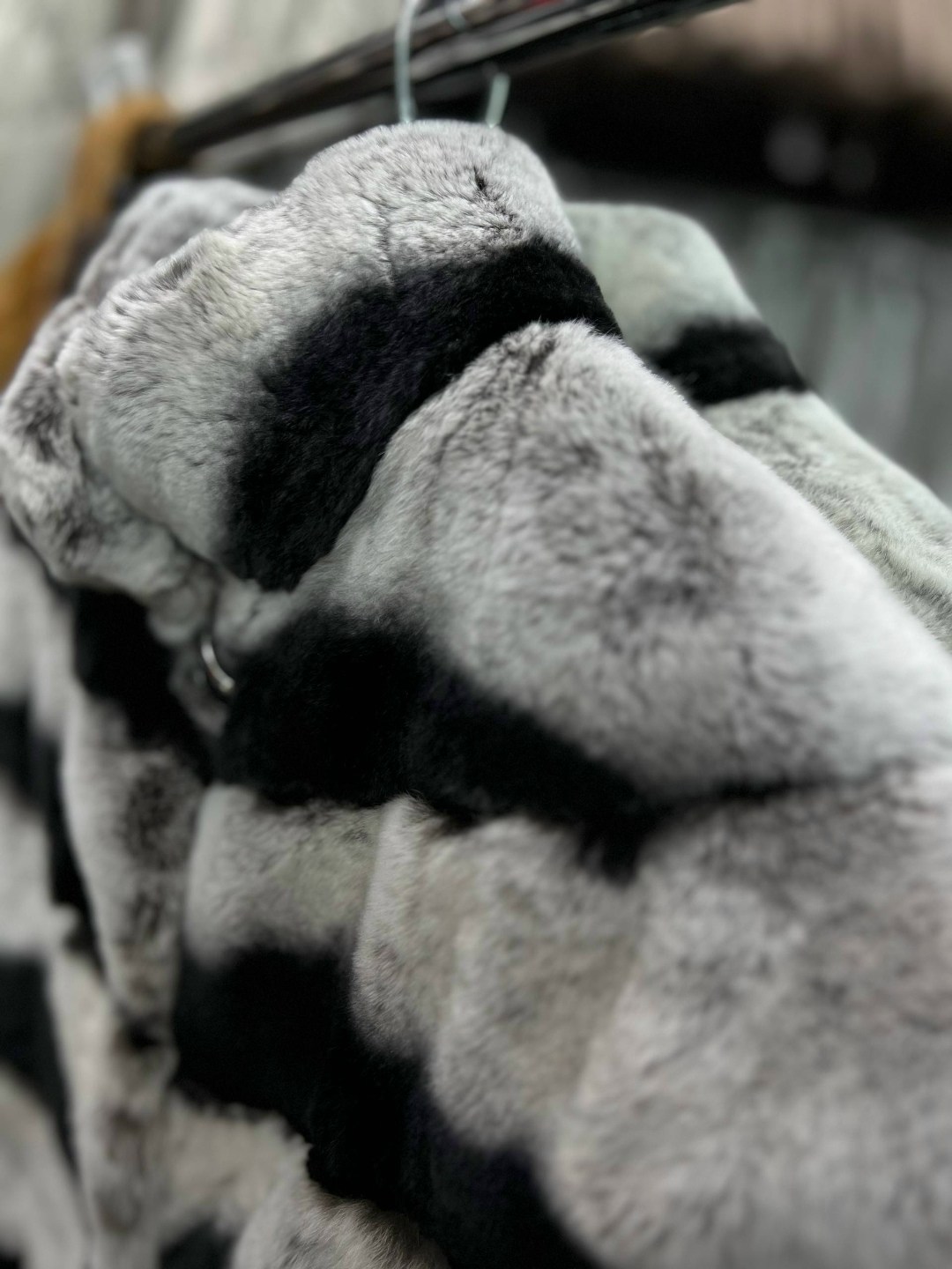 жилет из шиншиллы polinella furs exclusive,натуральный мех жилет под шиншиллу из кролика рекс,жилетка кролик рекс под шиншиллу,меховая жилет,жилет из шиншиллы