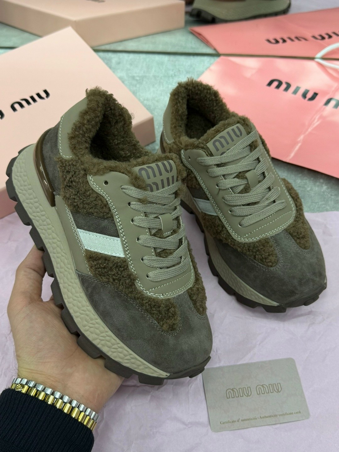 женские кроссовки miu miu,кроссовки miu miu с мехом зимние,кроссовки miu miu,кроссовки miu,премиальные зимние кроссовки miu miu